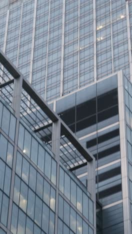 Vertikales-Video-Mit-Blick-Auf-Moderne-Büros-Am-Canary-Wharf-Des-Canada-Square-In-Den-Londoner-Docklands,-Großbritannien,-In-Der-Abenddämmerung-2